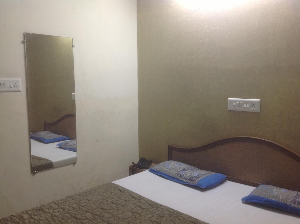 Hotel Kamal Kunj Jaipur Buitenkant foto